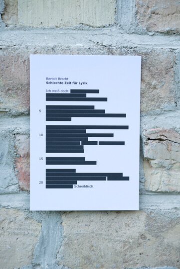 Postkarte eines geschwärzten Gedichts mit dem Titel "Schlechte Zeit für Lyrik" von Berthold Brecht von Eichendorff