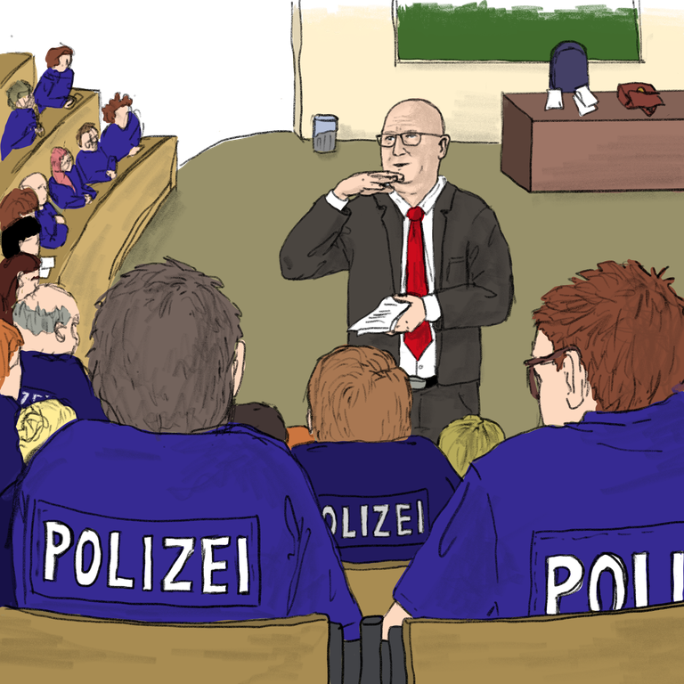 Zeichnung eines Hörsaals: Ein Mann im Anzug und roter Krawatte spricht vor sitzenden Zuhörer*innen, viele tragen „Polizei“-Jacken. Er gestikuliert mit der Hand, wirkt erklärend. Die Perspektive zeigt ihn aus Sicht der Zuhörer*innen.