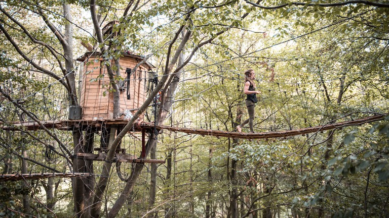 Person läuft über Walkway in der sog. Baumhaussiedlung "Beach-Town" im Hambacher-Forst.
