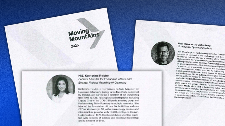 Drei Seiten aus einer Broschüre des Wirtschaftstreffens "Moving Mountains". Eine Seite mit dem Titel, eine mit einer Vorstellung von Wirtschaftsministerin Katherina Reiche, eine mit einer Vorstellung des ehemaligen Politiker Karl-Theodoer zu Guttenberg