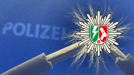 Im Vordergrund ist das Wappen von NRW, das anstatt der Wappenelemente einen Taser und einen Blitz zeigt. Im Hintergrund ist der Begrif "Polizei" zu lesen.