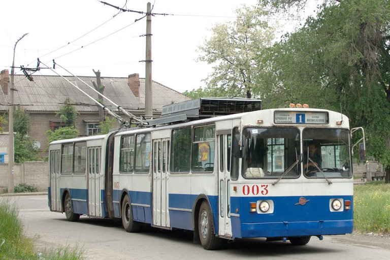 Ein älteres Trolleybus-Modell in der Ukraine
