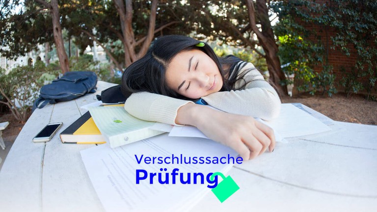Auf Büchern schlafende Schülerin