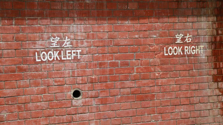 Eine Mauer, auf der "Look left" und "Look right" geschrieben steht